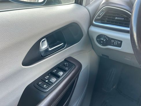 Used 2019 Chrysler Pacifica Touring-L Plus w/ Advanced Safetytec Group image 17