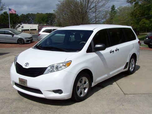 Used 2013 Toyota Sienna L image 3