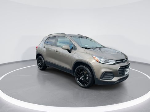 Used 2022 Chevrolet Trax LT w/ Sport Edition image 2
