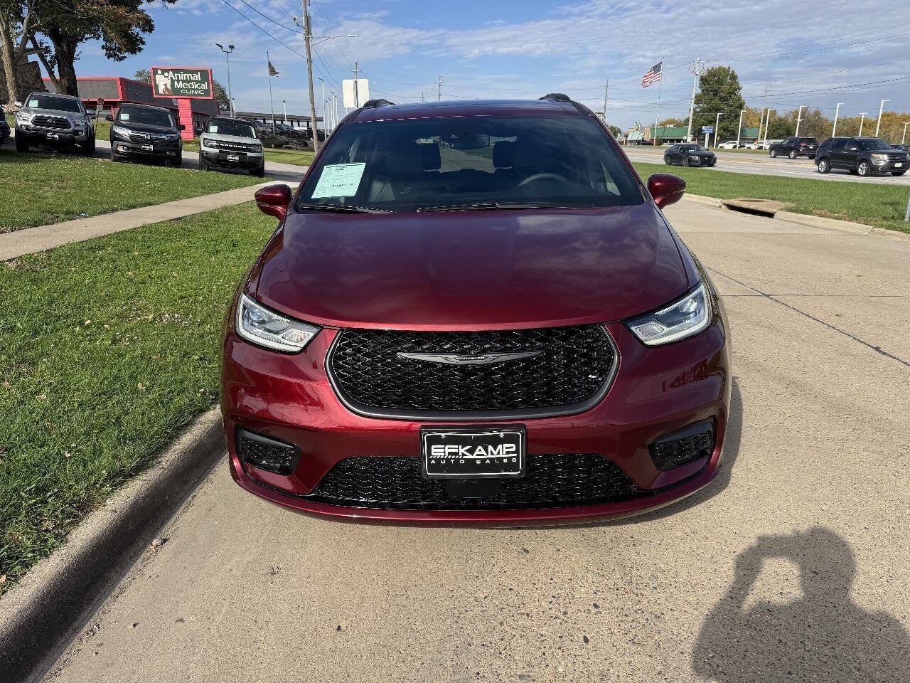 Used 2022 Chrysler Pacifica Touring-L w/ S Appearance Package AWD/4WD image 7