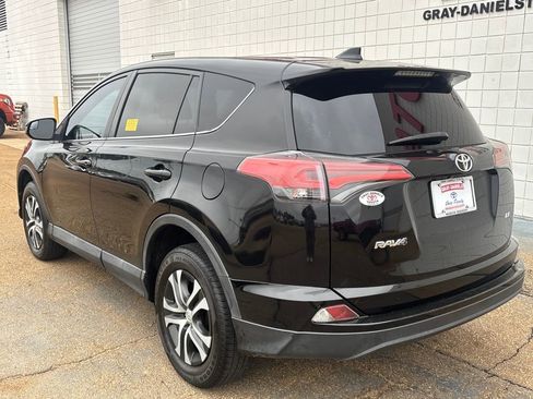 Used 2018 Toyota RAV4 LE image 3