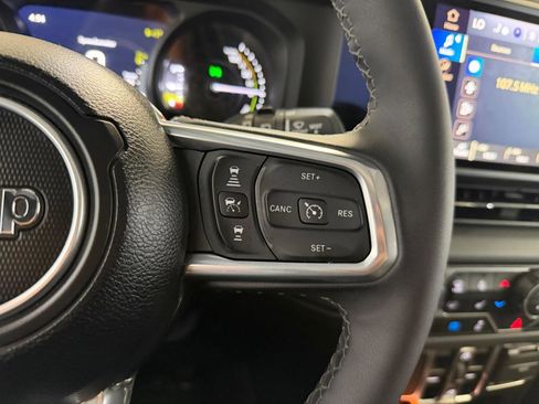 Used 2025 Jeep Wrangler Unlimited Sahara AWD/4WD image 29