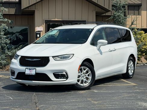 Used 2022 Chrysler Pacifica Touring-L FWD image 2