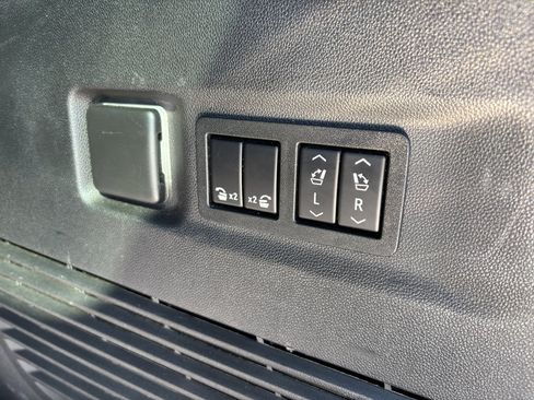 Used 2022 Chevrolet Suburban Premier image 15