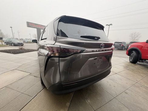 Used 2024 Toyota Sienna XLE image 7