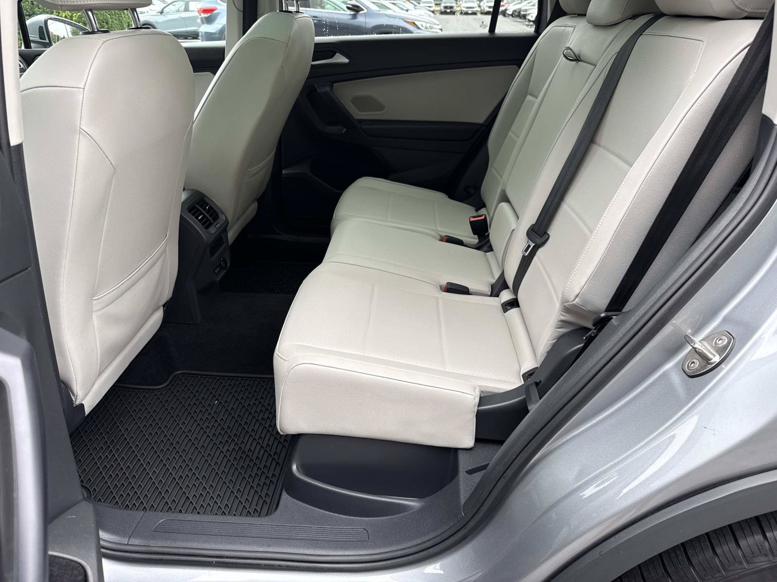 Used 2021 Volkswagen Tiguan SE w/ Panoramic Sunroof Package AWD/4WD image 28