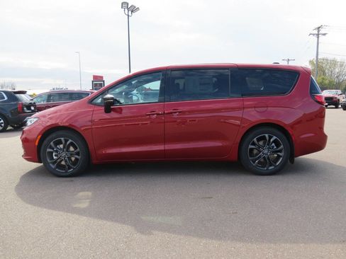 New 2026 Chrysler Pacifica Select image 8