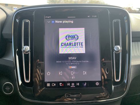 Used 2025 Volvo XC40 B5 Plus image 23