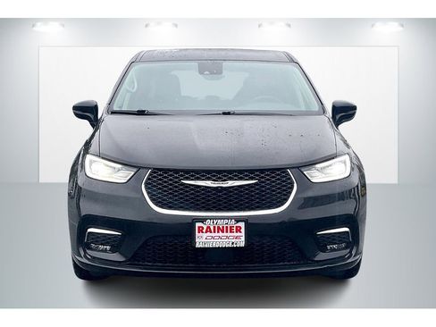 Used 2024 Chrysler Pacifica Touring-L image 3