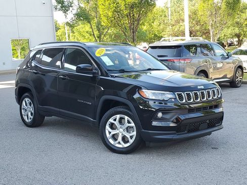 Used 2024 Jeep Compass Latitude AWD/4WD image 32
