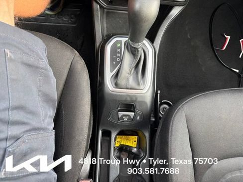 Used 2019 Jeep Renegade Latitude FWD image 21