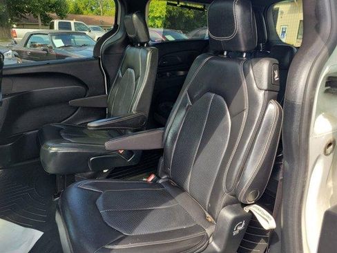 Used 2018 Chrysler Pacifica Touring-L Plus w/ S Appearance Package image 10