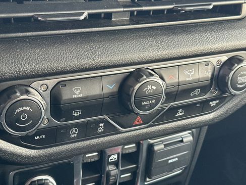 Used 2024 Jeep Gladiator Sport image 17