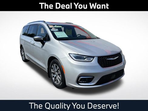 Used 2023 Chrysler Pacifica Pinnacle FWD image 1