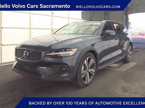 Used 2025 Volvo V60 B5 Cross Country Plus image 1