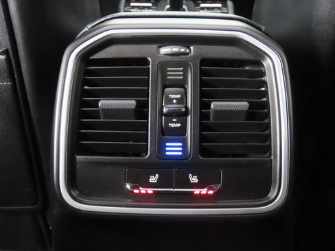 Certified 2026 Porsche Macan AWD/4WD image 33