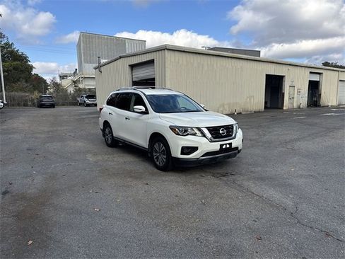 Used 2020 Nissan Pathfinder S image 3