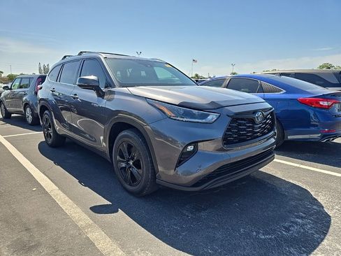 Used 2021 Toyota Highlander XLE FWD image 2