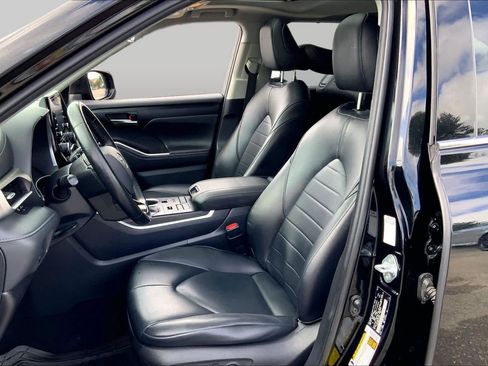Used 2020 Toyota Highlander XLE AWD/4WD image 8
