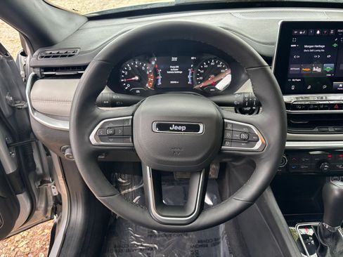 Used 2025 Jeep Compass Limited image 28