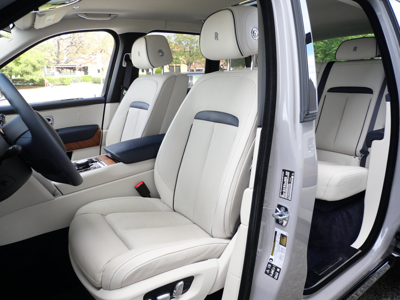 Used 2025 Rolls-Royce Cullinan AWD/4WD image 28
