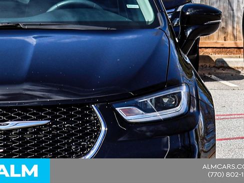 Used 2024 Chrysler Pacifica Touring-L image 15