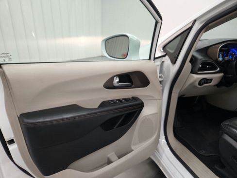 Used 2019 Chrysler Pacifica Touring-L FWD image 21