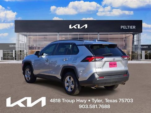 Used 2022 Toyota RAV4 XLE w/ Convenience Package FWD image 5