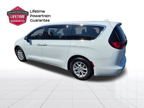 Used 2018 Chrysler Pacifica LX FWD image 3