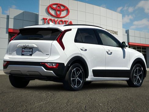 Used 2023 Kia Niro EX w/ EX Cold Weather Package FWD image 3