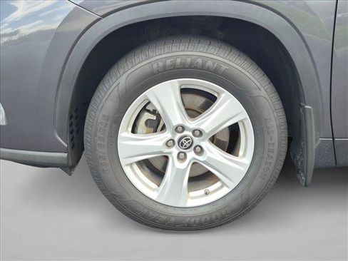 Used 2024 Toyota Highlander LE FWD image 21