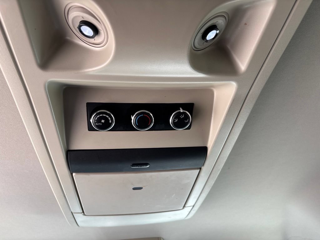 Used 2014 Chrysler Town & Country Touring FWD image 20
