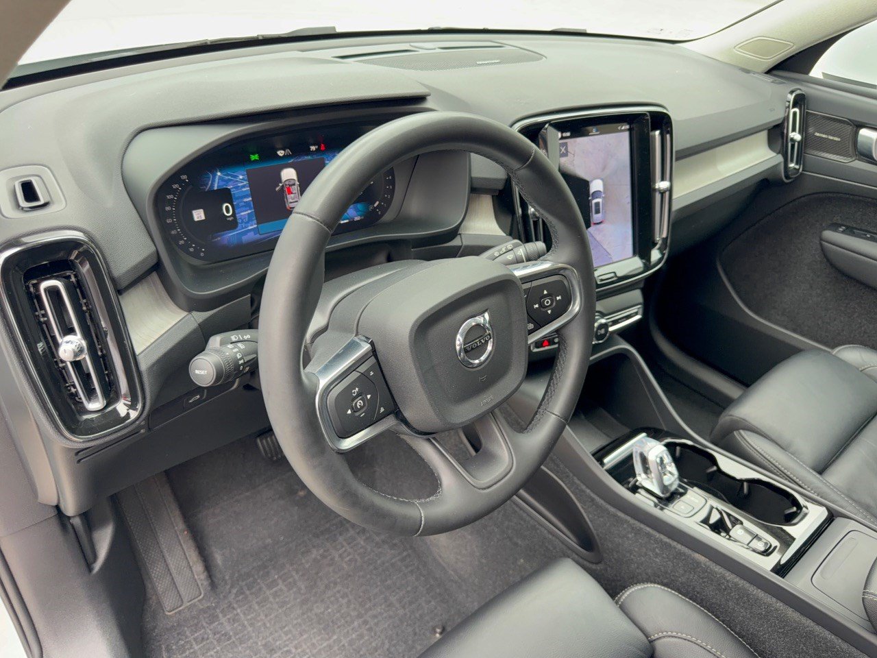Used 2023 Volvo XC40 B5 Ultimate w/ Protection Package Premier AWD/4WD image 4