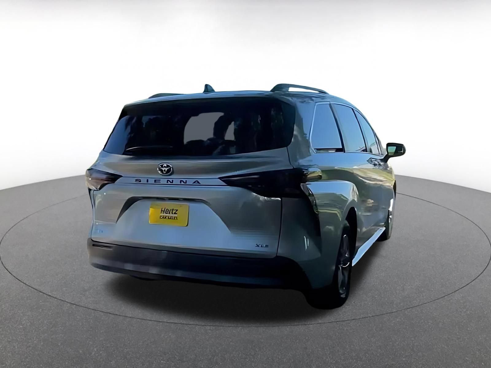 Used 2025 Toyota Sienna XLE FWD image 9