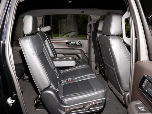 Used 2025 Chevrolet Suburban LS RWD image 18