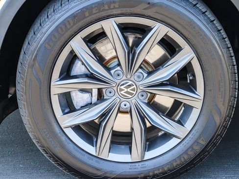Certified 2022 Volkswagen Tiguan SE FWD image 11