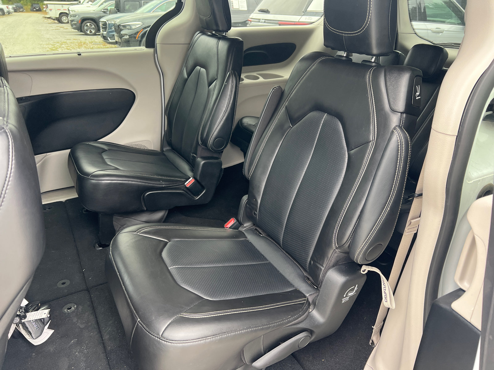 Used 2024 Chrysler Pacifica Touring-L FWD image 23