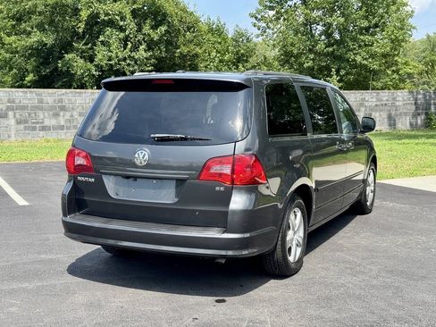 Used 2011 Volkswagen Routan SE FWD image 6