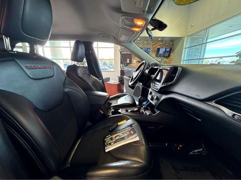 Used 2020 Jeep Cherokee Trailhawk AWD/4WD image 31