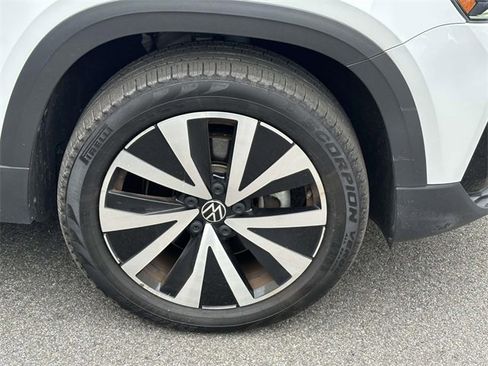 Certified 2022 Volkswagen Taos SE w/ Panoramic Sunroof Package image 10