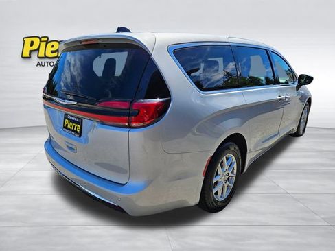 Used 2024 Chrysler Pacifica Touring-L FWD image 5