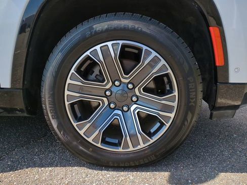 Used 2024 Jeep Wagoneer L Series II w/ Flexible Seating Group image 11