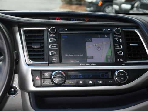 Used 2019 Toyota Highlander Limited image 18