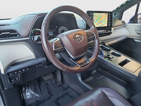 Certified 2021 Toyota Sienna Platinum image 9