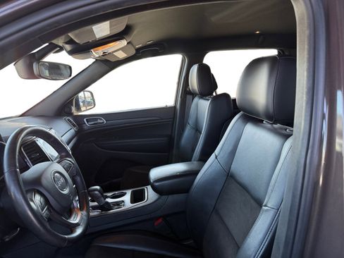 Used 2019 Jeep Grand Cherokee Laredo w/ Laredo X Package image 10