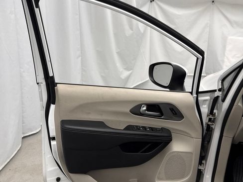 Used 2023 Chrysler Pacifica Touring-L FWD image 11