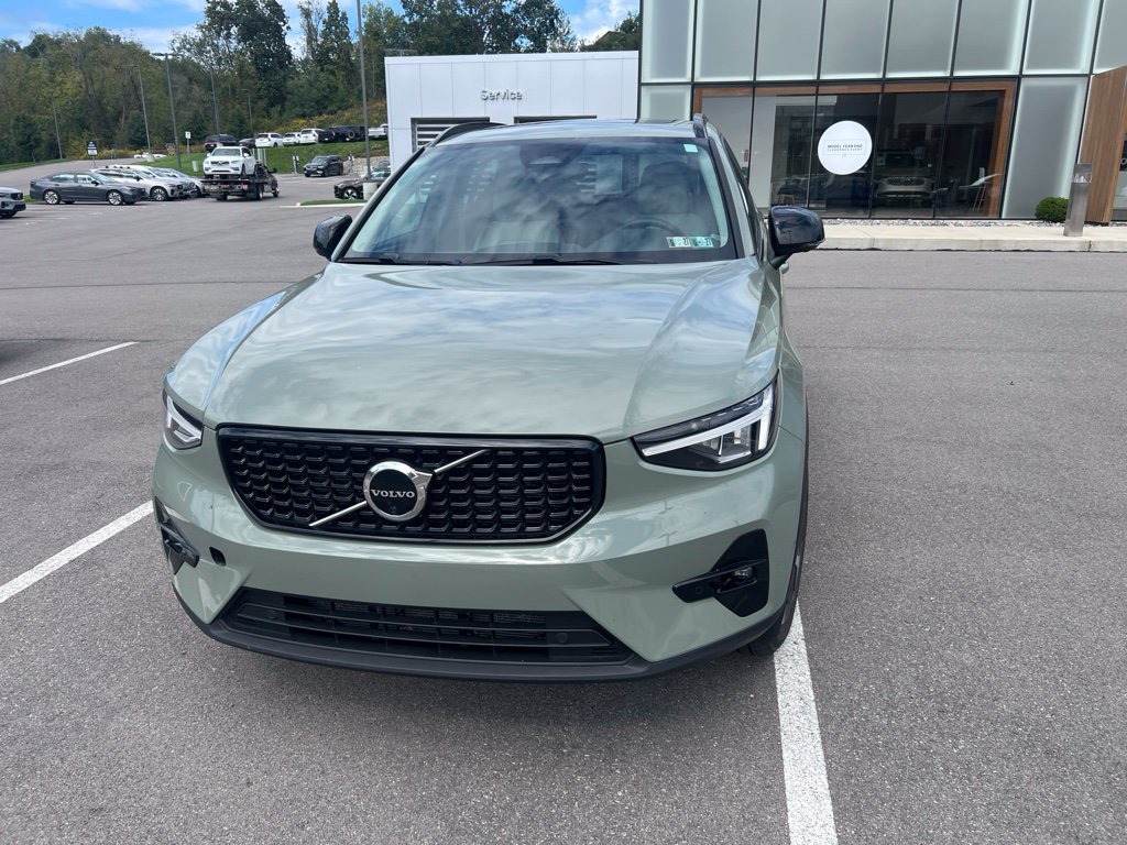 Used 2023 Volvo XC40 B5 Plus w/ Driver Assist Package AWD/4WD image 2