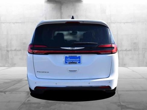Used 2024 Chrysler Pacifica Touring-L image 6