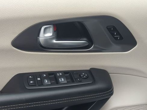 Used 2024 Chrysler Pacifica Touring-L FWD image 13