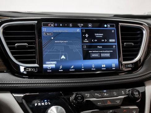 Used 2021 Chrysler Pacifica Limited w/ Uconnect Theater Family Group image 17